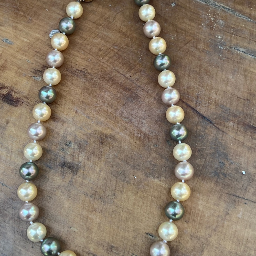 Gold and Cream Pearl Necklace with Elegant Design